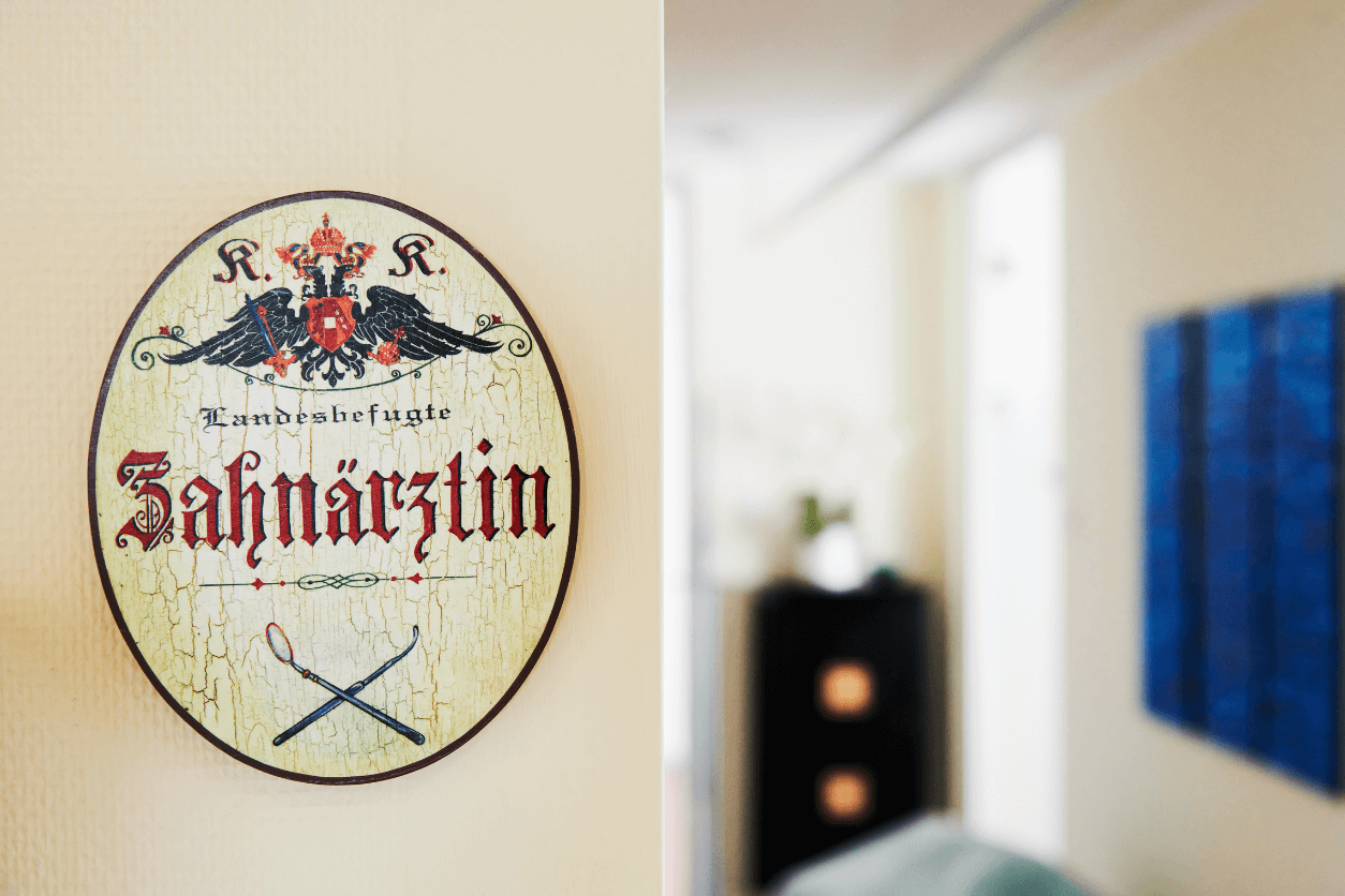 Schild am Behandlungszimmer in Starnberg